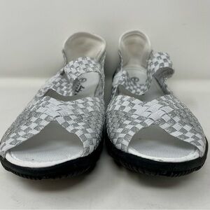 NWOT white woven sandals size 7.